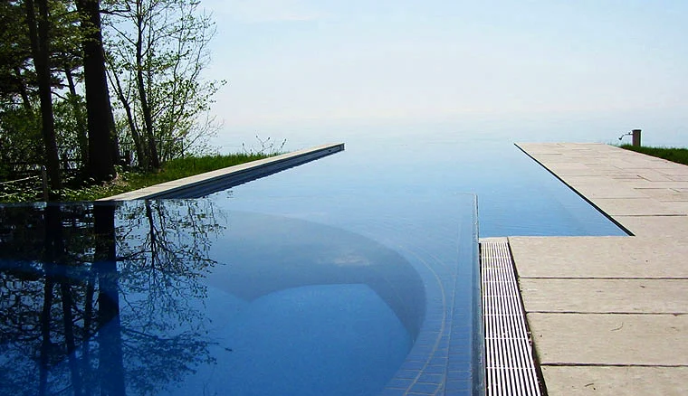 Vanishing edge pool and spa on a bluff above Lake Michigan in South Haven, MI, built by Benchmark Pools