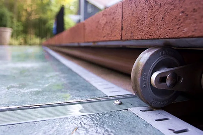 Close view of the Vanishing Lid at the end of the pool covering the auto cover mechanism